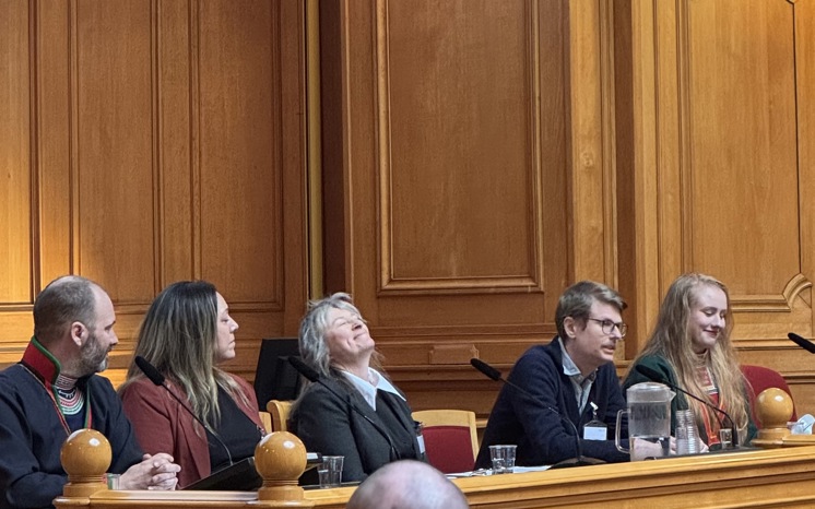 Personer sitter på rad i riksdagen.