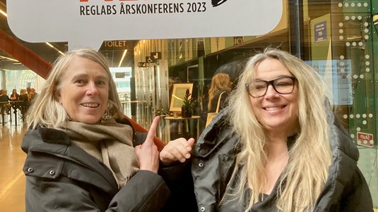 Stina Almkvist och Annika Fredriksson står under Reglab-skylt.