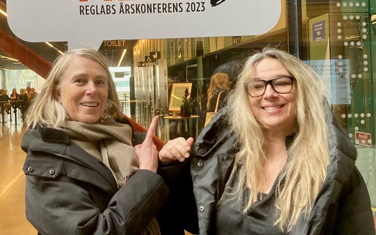 Stina Almkvist och Annika Fredriksson står under Reglab-skylt.
