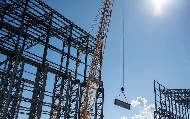 Lyftkran lyfter delar till stålkonstruktionen till Stegra. Foto: Stegra