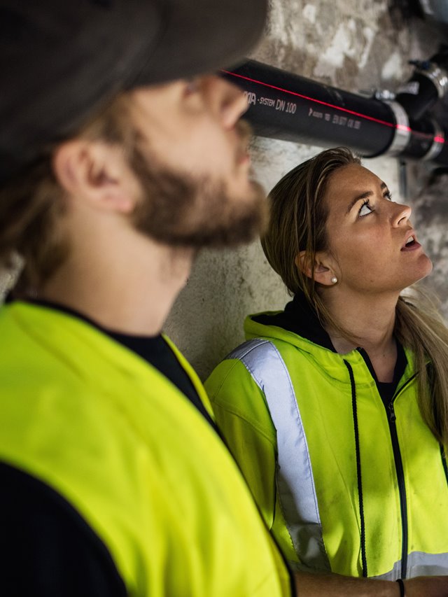 Yrkesarbetare inspekterar källare