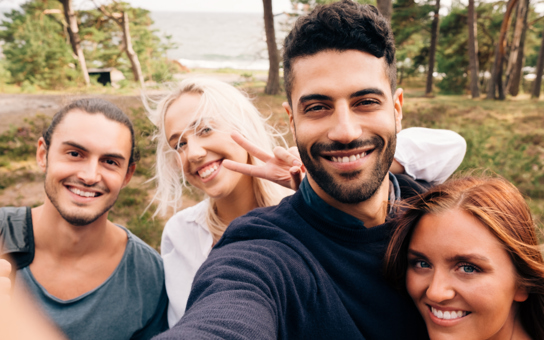 Glada människor tar selfie. Maskot Bildbyrå
