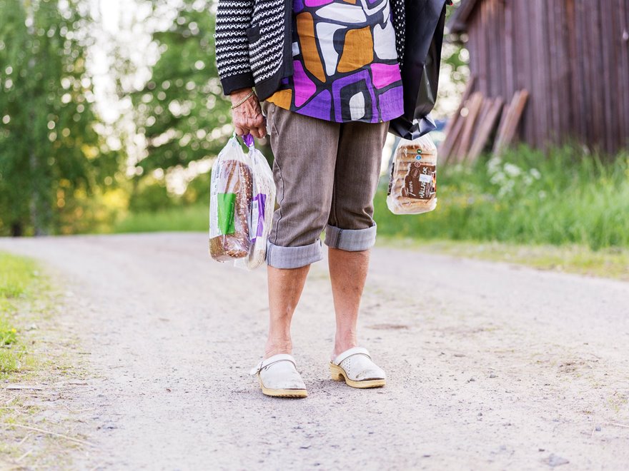 Äldre person på landsväg