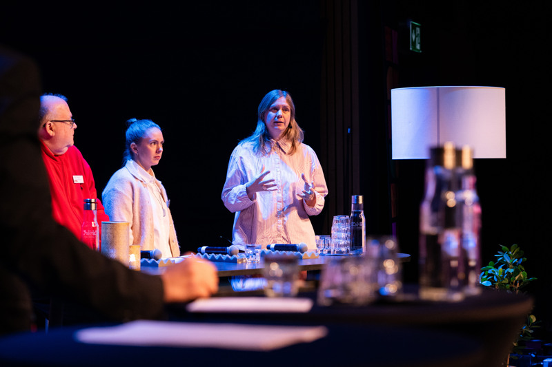 En man och två kvinnor står på scen under Kulturkraft.