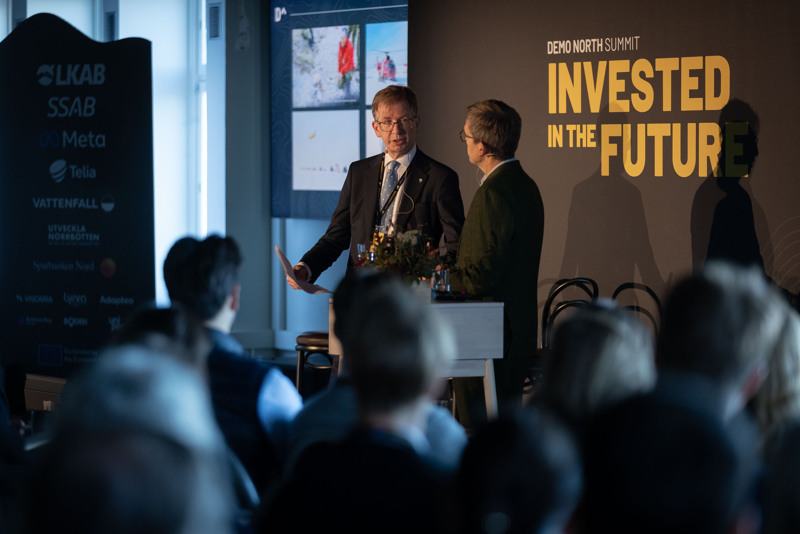 Robert Sinclair, Kanadas ambassadör i Sverige, öppningstalade på Demo North. Här med moderator Mattias Goldmann.