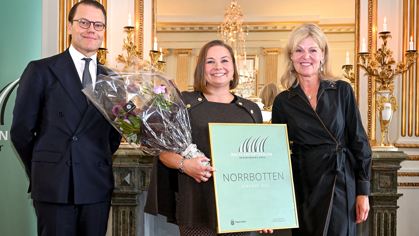 H.K.H Prins Daniel, Norrbottens Handelskammares internationella samordnare Sabrina Suikki med ett diplom i handen och utrikeshandelsminister Anna Hallberg (S).