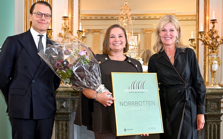 H.K.H Prins Daniel, Norrbottens Handelskammares internationella samordnare Sabrina Suikki med ett diplom i handen och utrikeshandelsminister Anna Hallberg (S).