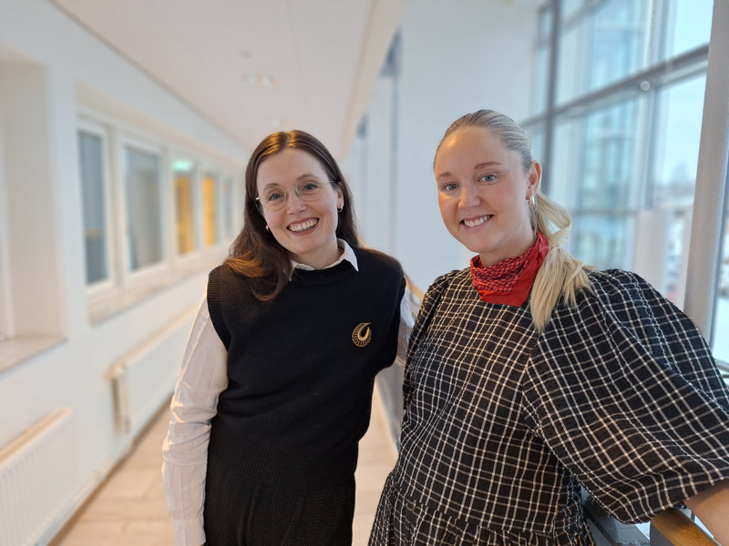 Caroline Weinz och Maja Nordmark står på Regionhusets loftgång.