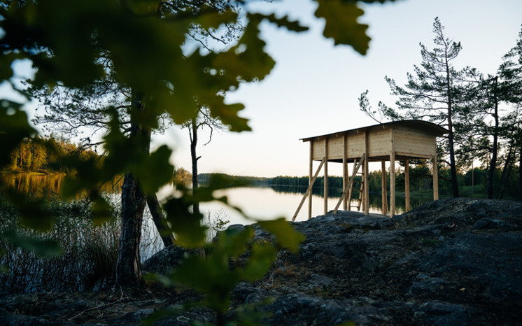 Arkitektriktat vindskydd vackert beläget i naturen