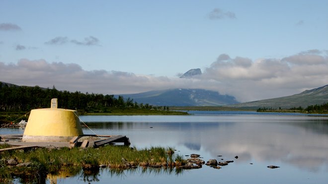 Treriksröset (Norge, Sverige, Finland) i sjön Goldajärvi i Lappland