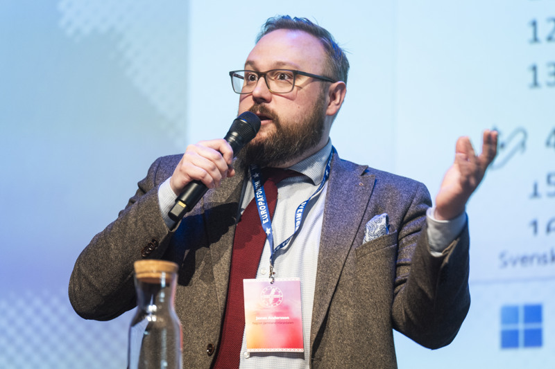 Jonas Andersson, ordförande för Europaforum Norra Sverige, talar i mikrofon och gestikulerar.