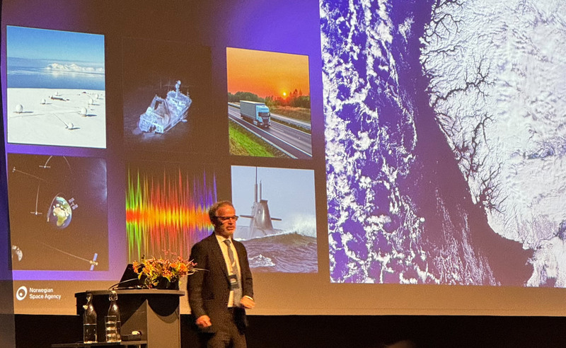 Christian Hauglie-Hanssen, generaldirektör på Norwegian Space Agency (NOSA), talar på scenen framför en presentation.