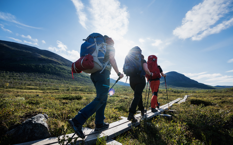 Personer fjällvandrar längs Kungsleden. 