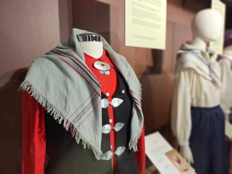 Övertorneådräkten, med Tärendödräkten i bakgrunden.