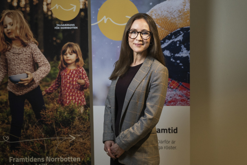 Tove Cullhed står framför roll-ups med budskapet "Tillsammans för Norrbotten".