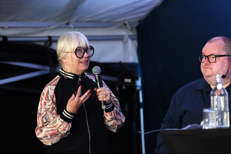 Maria Lind, chef för museet för samtidskonst, på scen med Johannes Sundelin (S).