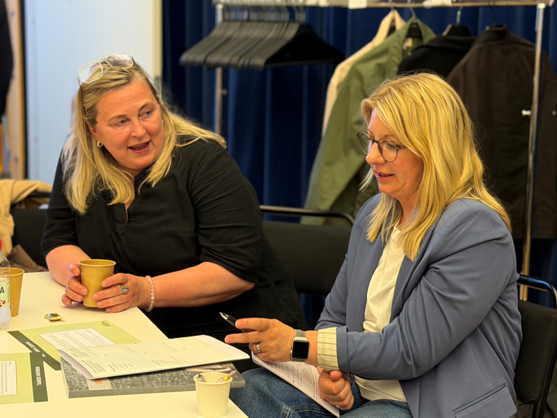 Kairi Pääsuke och Erika Mattson i samtal under dialogmötet.