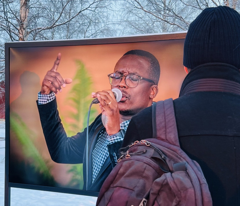 En man betraktar en bild på fotoutställningen om fristadskonstnärer i Piteå. Bilden föreställer musikern Cris Gera.