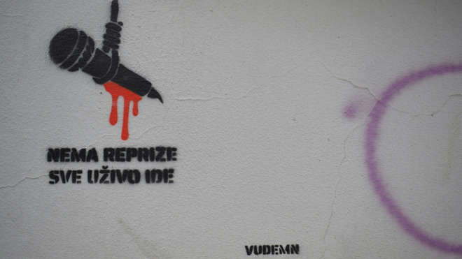 Väggmålning av mikrofon och text på ett slaviskt språk.