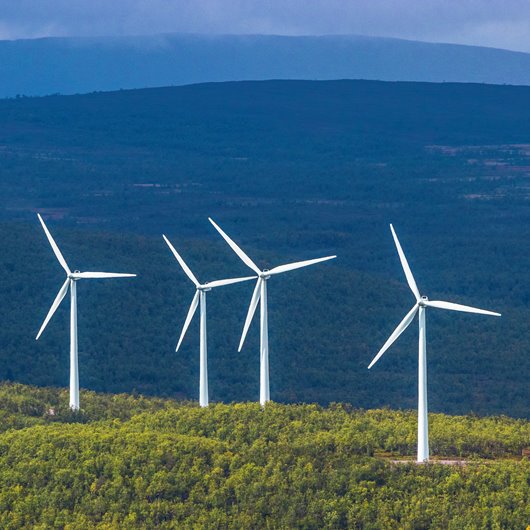 Fyra vindkraftverk på fjället