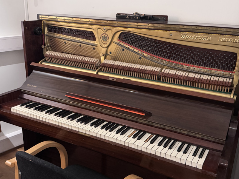 Piano av äldre modell i BD Pops studio.