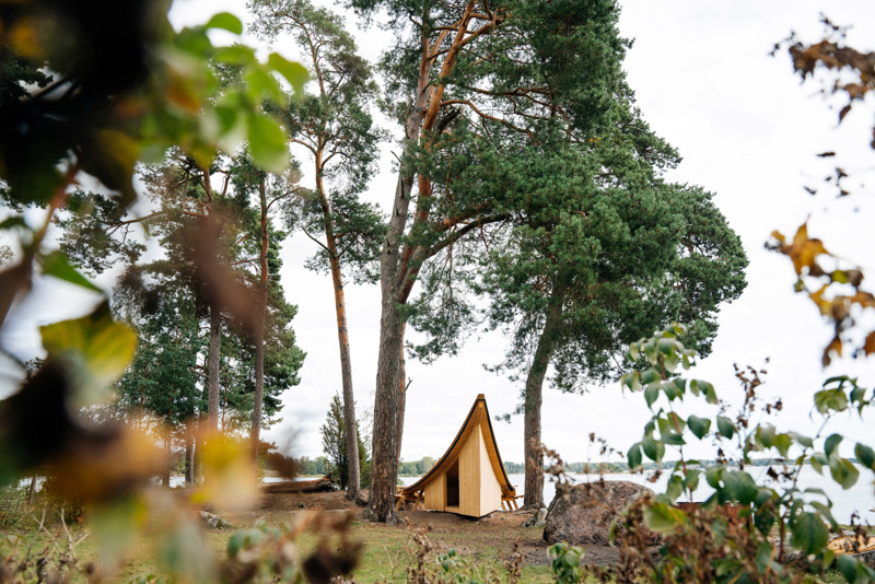 Arkitektriktat vindskydd vackert beläget i naturen