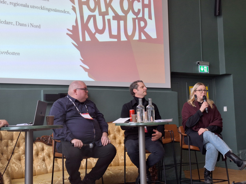 Rebecka Strand talar i mikrofon på Folk & kultur.