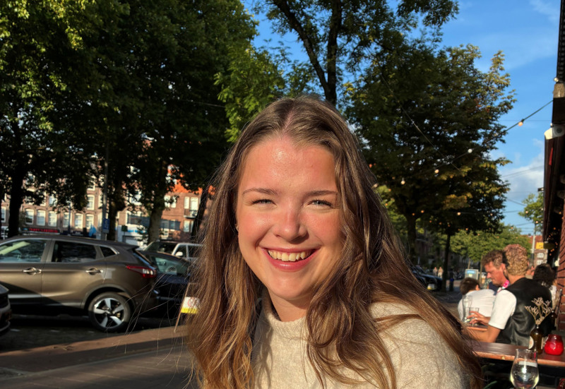 Sofia Ward sitter på en uteservering i solen.