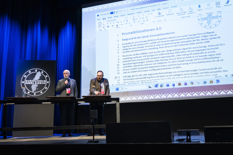 Anders Öberg och Jonas Andersson visar det samskapade förslaget till Kirunadeklarationen 4.0 på en skärm.