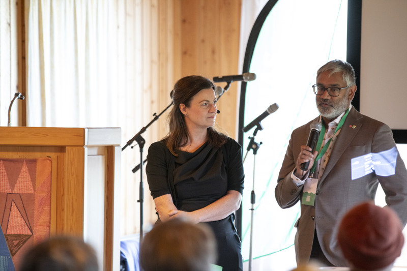 Moderator Charlotte Lindmark och Luleås kommunalråd Fredrik Hansson.