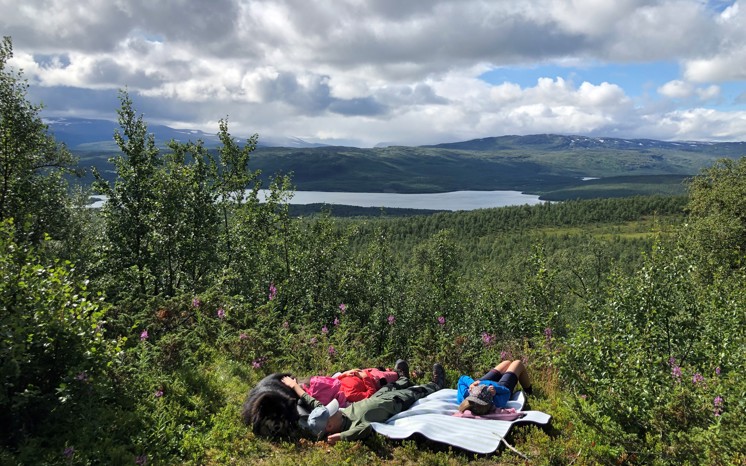 Rast under fjällvandring i Vuoggatjålme, Arjeplog