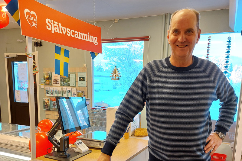 Michael Gällerstedt, ordförande i Abborrträsk Handel AB står vid en självscanningskassa i en dagligvarubutik.