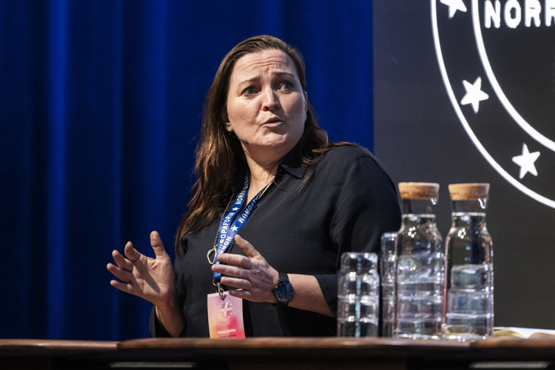 Teresa Küchler, EU-reporter på Svenska Dagbladet, talar på scen.