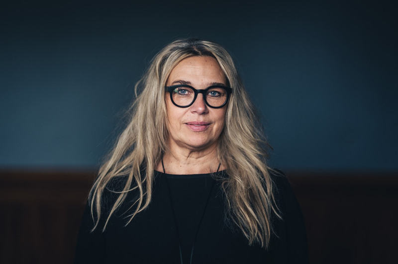 Annika Fredriksson mot en mörk natthimmel.