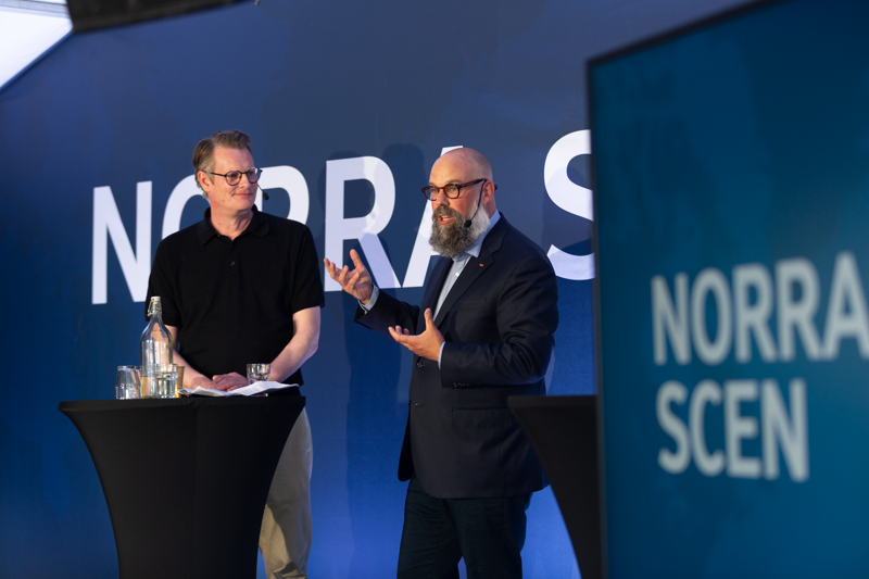Per Schlingmann och Daniel Suhonen diskuterar på Norra Scen.