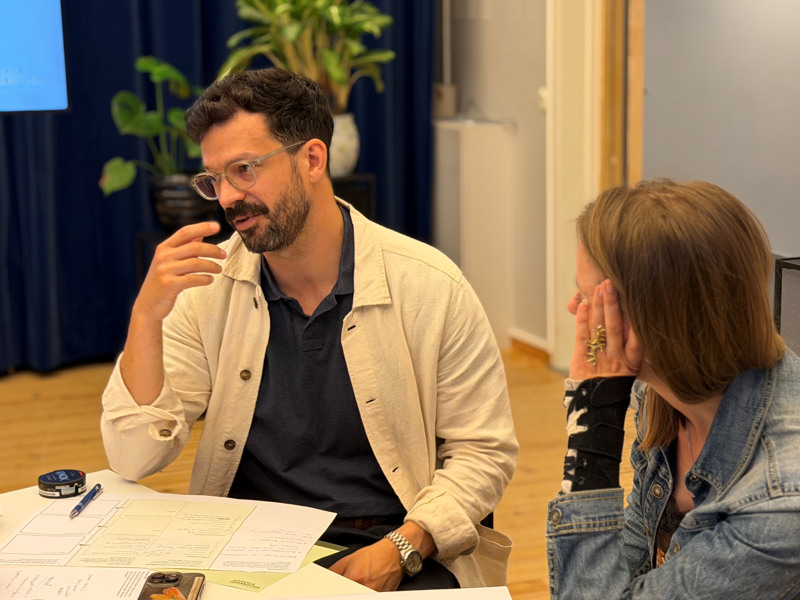 Simon Strandberg talar på dialogmötet.