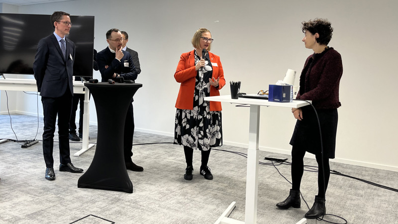 Johan Loock, Isak Utsi, Carina Sammeli och Felicia Stanescu samtalar, Carina Sammeli håller i mikrofonen.