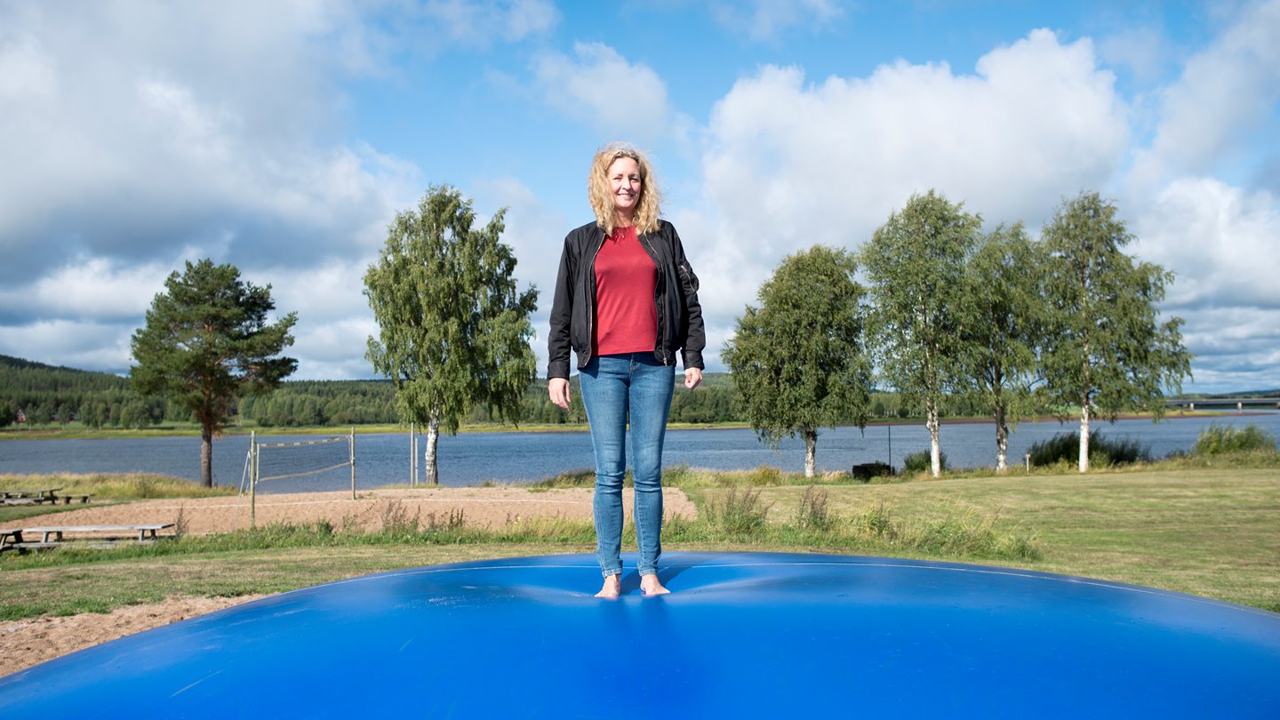 Kvinna på blå studsmatta