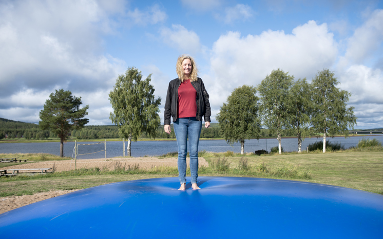 Kvinna på studsmatta, Besökslandet Överkalix