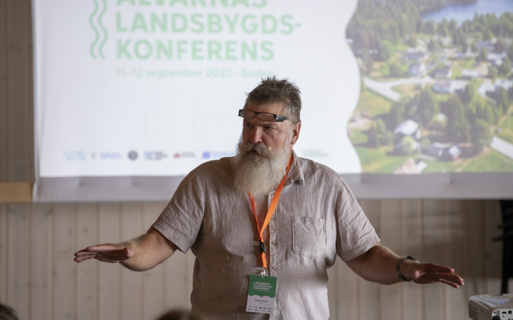 Patrick Sellman föreläser framför skärm där det står Älvarnas landsbygdskonferens.