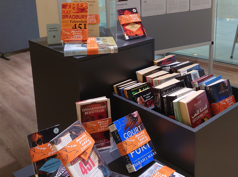 Exponering av förbjudna böcker i biblioteksmiljö