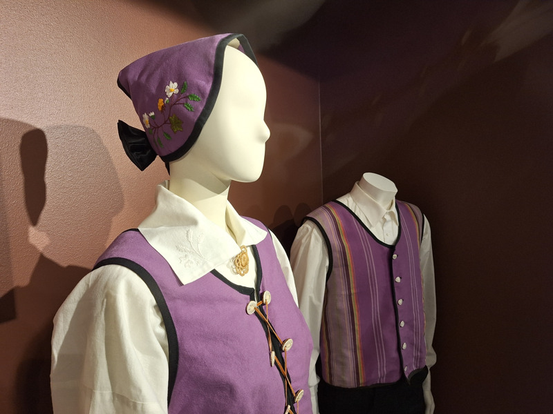 Arvidsjaurdräkten visar på två skyltdockor.