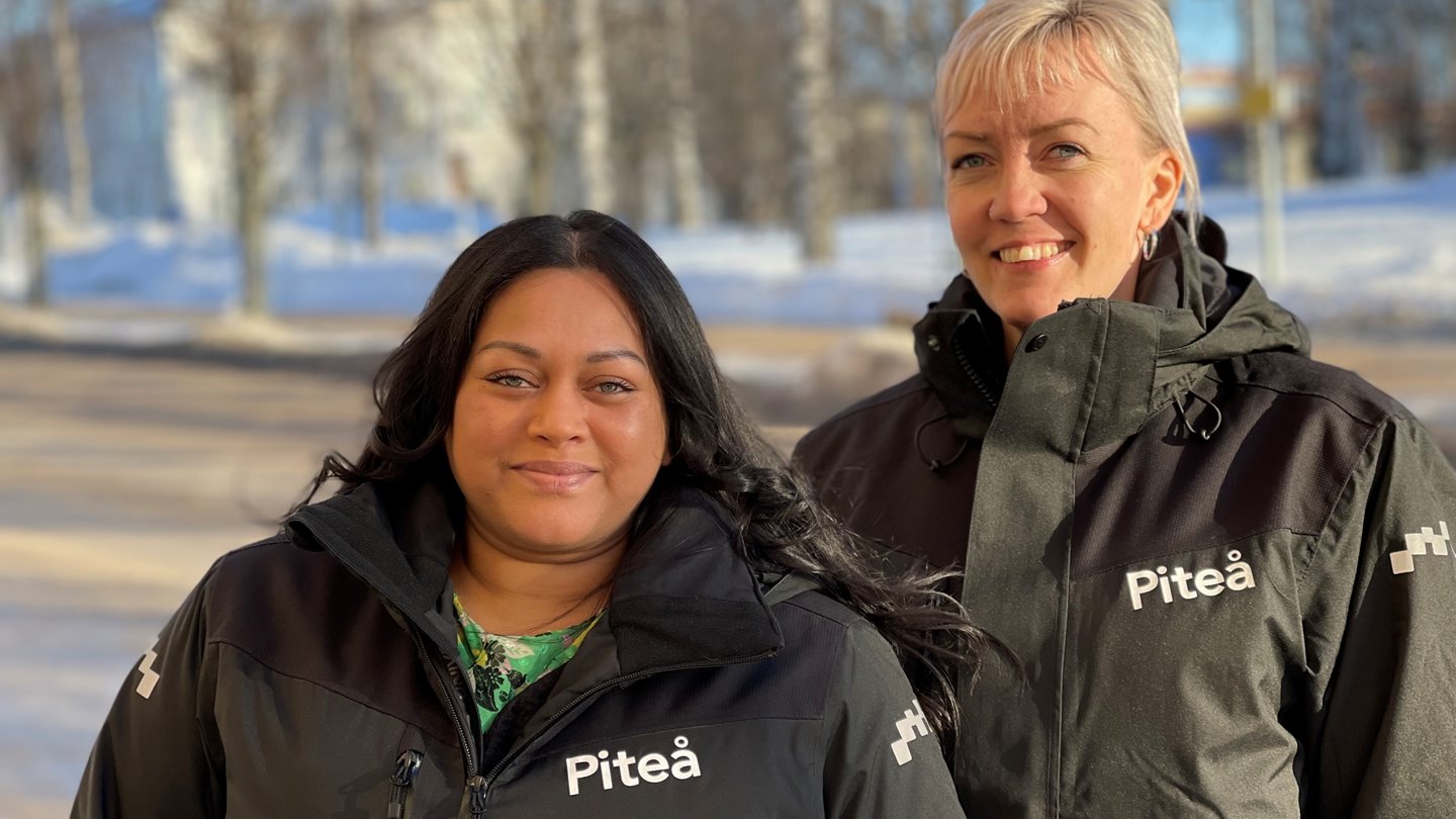 Hannah och Sara med Piteå-jackor i centrala stan.