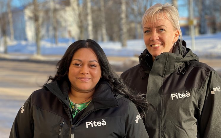 Hannah och Sara med Piteå-jackor i centrala stan.
