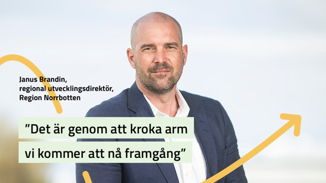En man i kostym med en ritad gul pil som pekar åt höger.