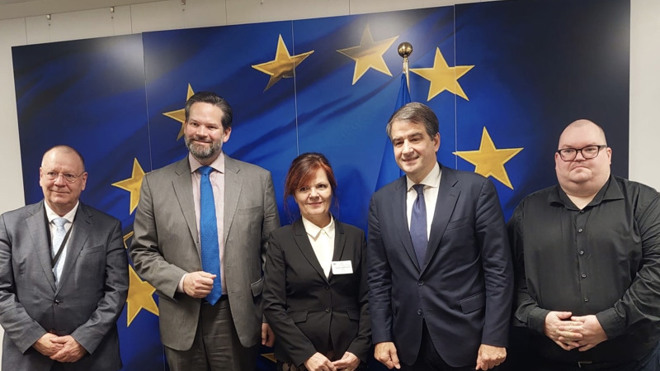 Politiker framför en EU-flagga