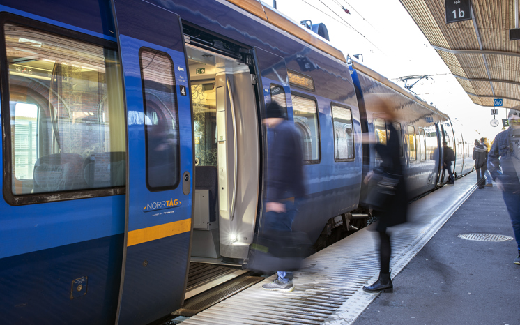 Tågvagn på perrong, Norrbotniabanan