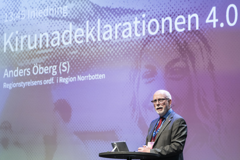 Anders Öberg talar på Europaforum Norra Sverige, skärmen bakom har texten Kirunadeklarationen 4.0