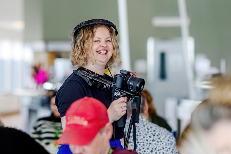 Emma Hellgren, Youth 2030 Movement, med hörlurar och kamera.