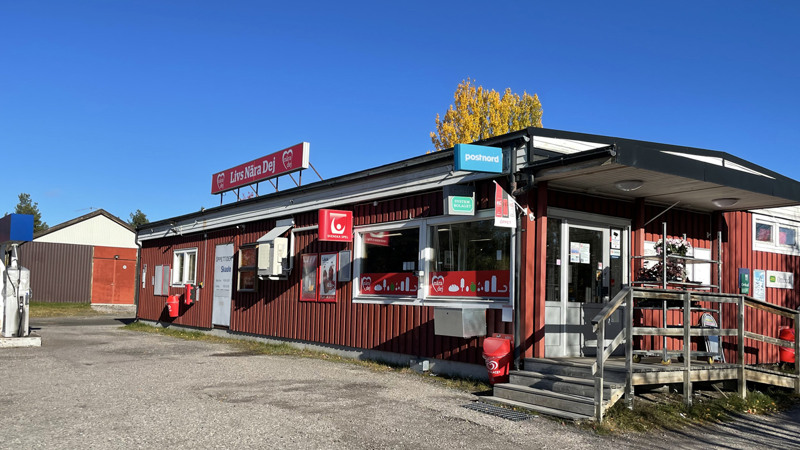 Dagligvarubutik på landsbygden en solig sommardag.